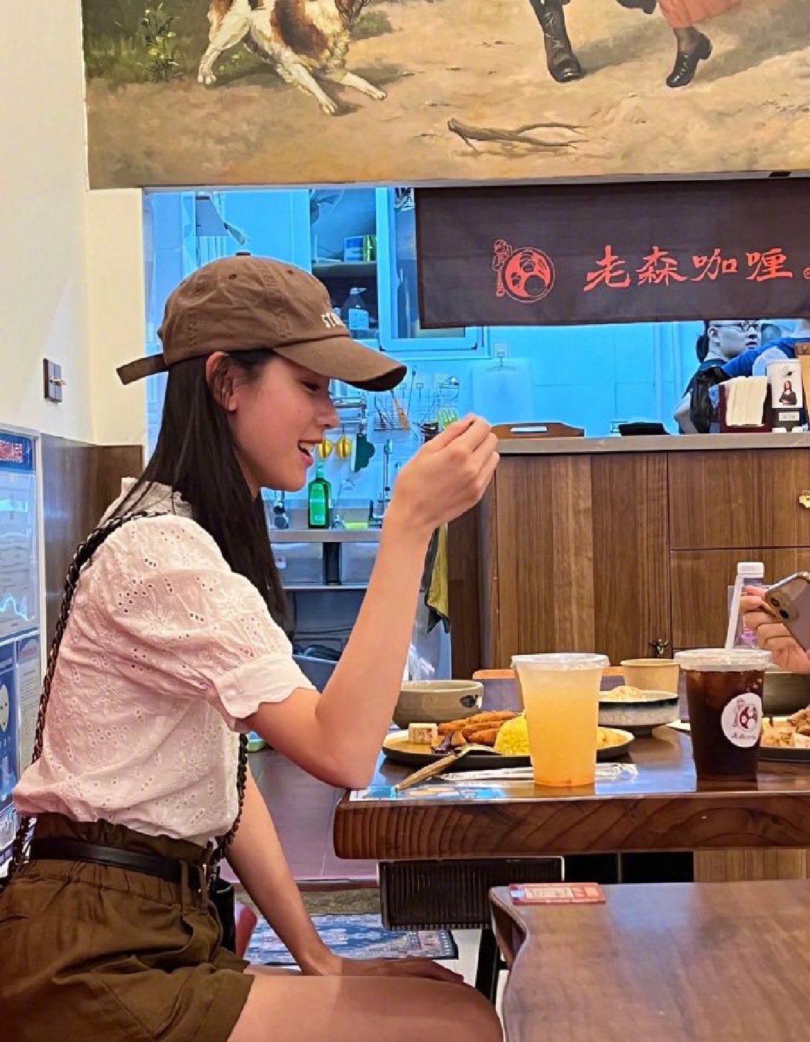 组图:陈都灵与友人吃饭被偶遇 带棒球帽侧颜甜美温柔_高清图集_新浪网