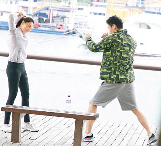 何浩文骤然扮演打拳,想哄女朋侪喜悦。