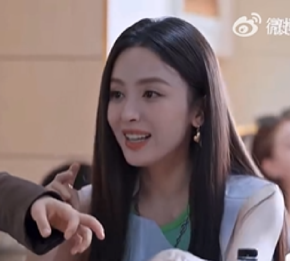 娜扎否认恋爱脑传闻 称每次谈恋爱都是自己提分手封面图