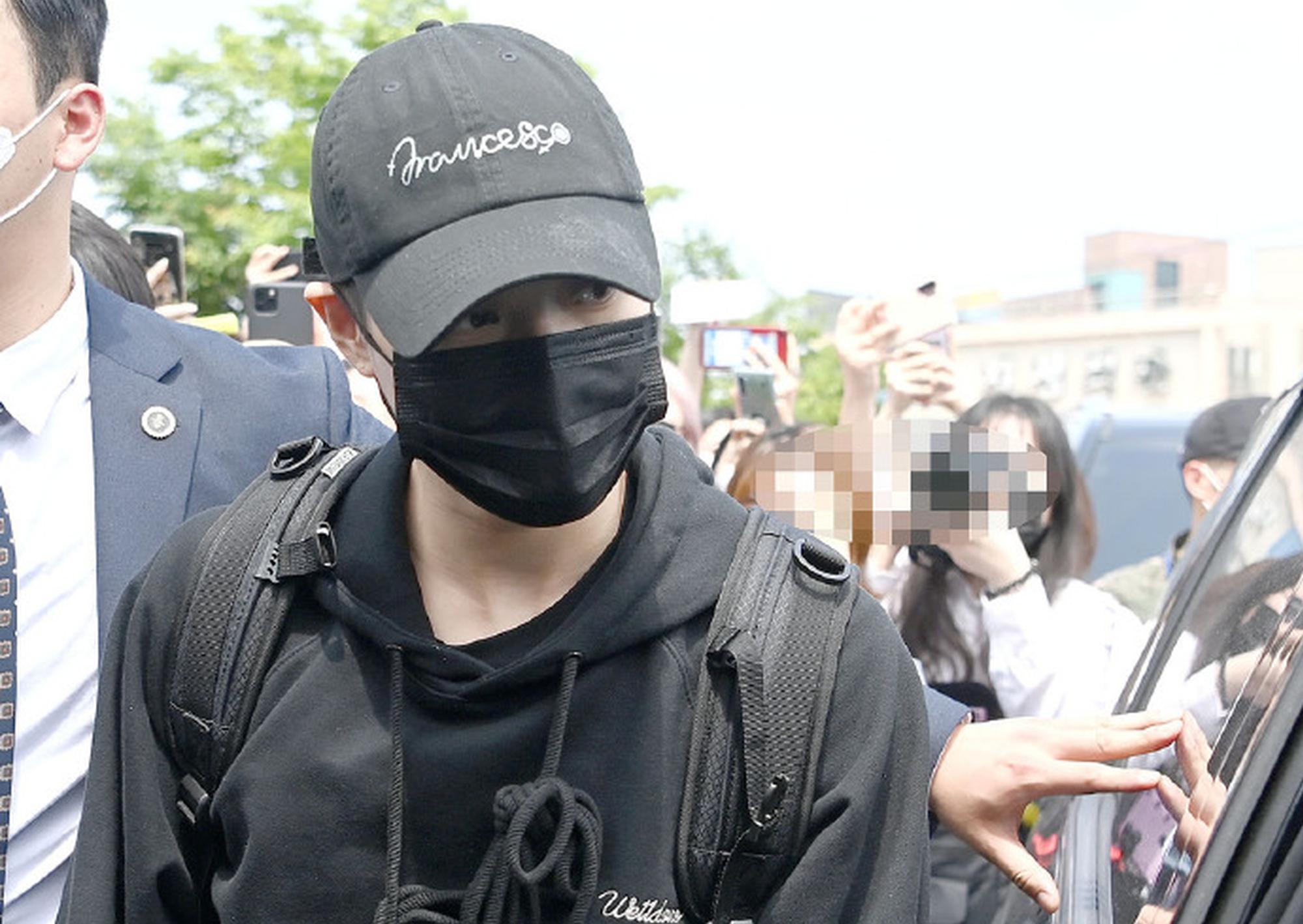 組圖：SHINee成員泰民入伍現場照曝光 戴口罩素顏低調