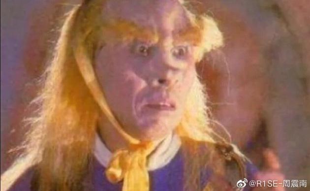 周震南晒新发色新眉色 意外撞脸"金角大王"