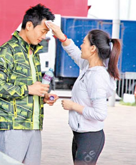 方敏婷帮男友抹汗,以及两小我共同。喝一瓶水。