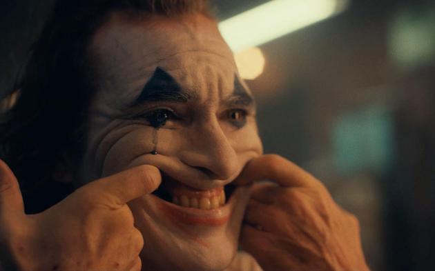 杰昆·菲尼克斯在新片《小丑》 中的剧照