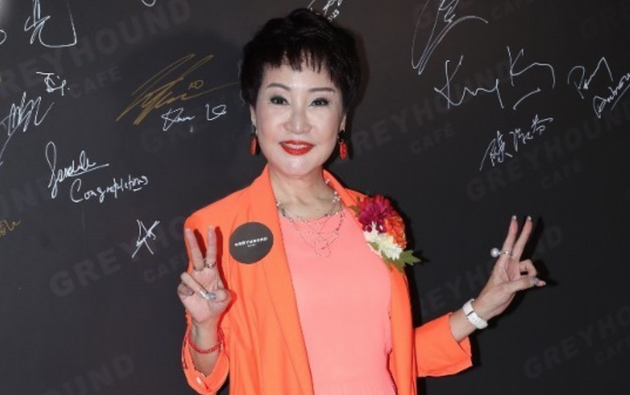 狄波拉出席活动新浪娱乐讯 据香港媒体报道,近日,狄波拉(拉姑)与老公