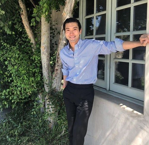 sj崔始源晒素颜梳背头近照 身材线条惹人羡