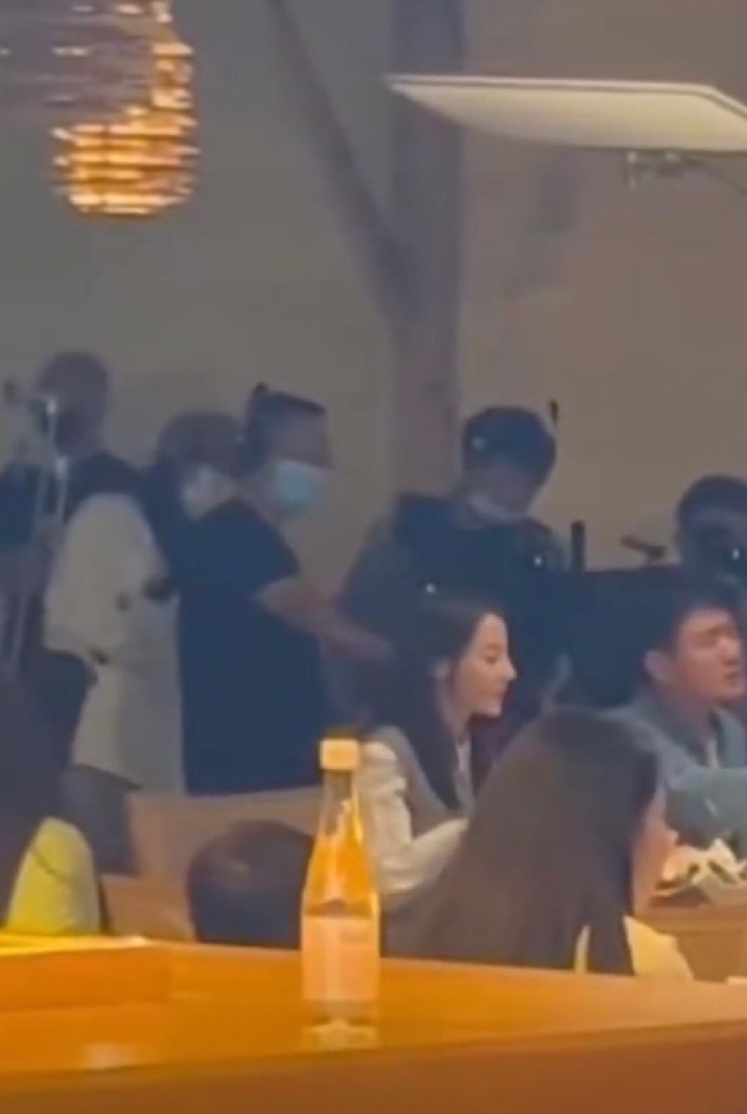 组图：迪丽热巴佟大为《公诉精英》最新路透热巴侧颜精致第2张图片