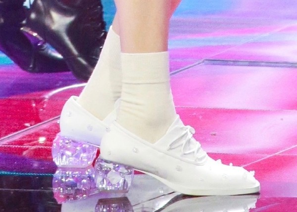 粉丝不满批评公司，不该让杨超越穿塑胶鞋跟的鞋上玻璃舞台跳舞