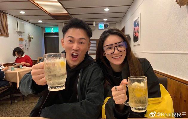 曝林峯婚礼简单朴素,没有婚纱礼服只在家中签字