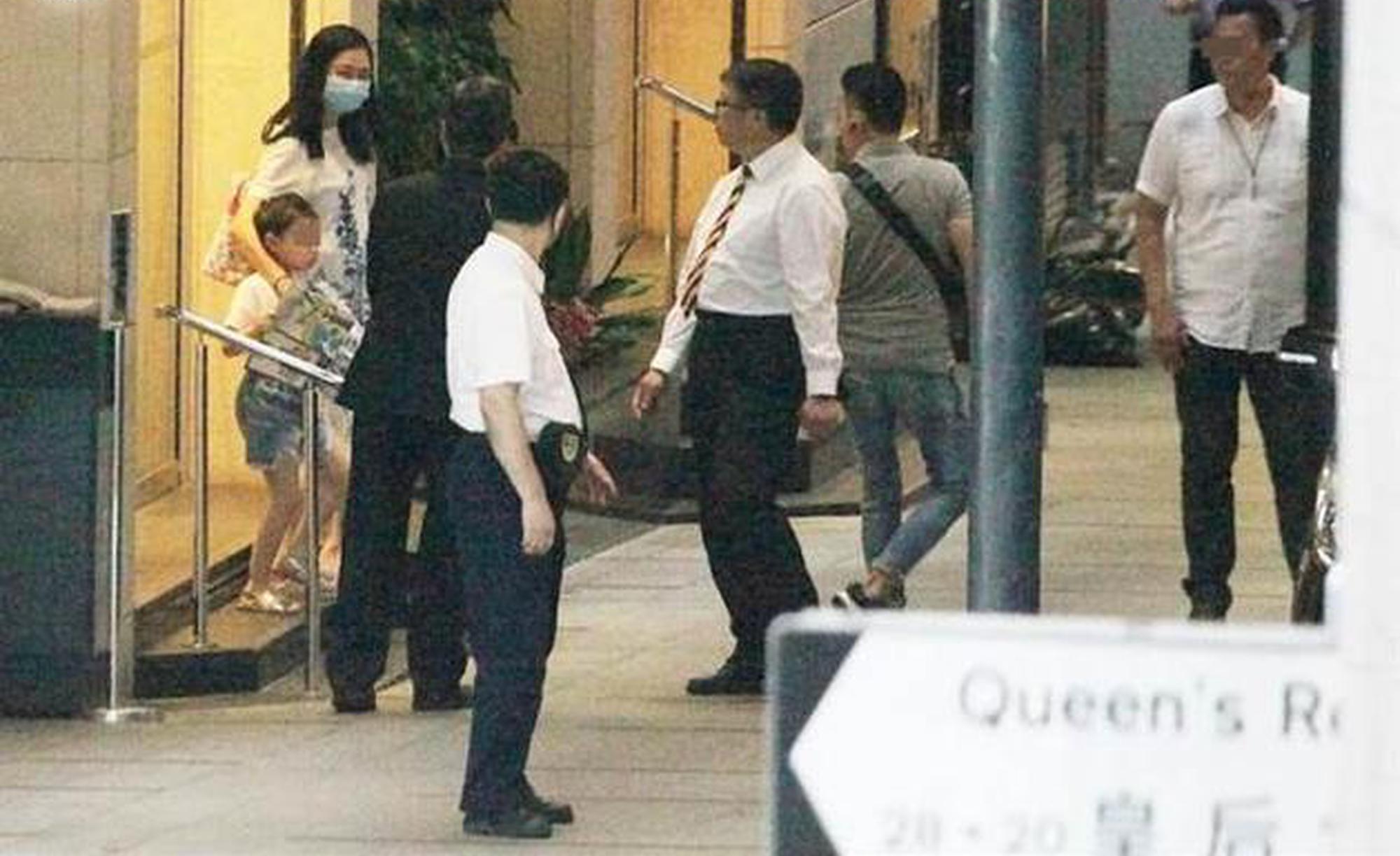 朱丽倩挺巨肚携女儿现身