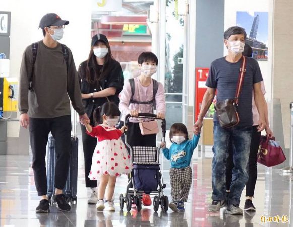 江宏杰(左)全家送福原爱母亲返回日本