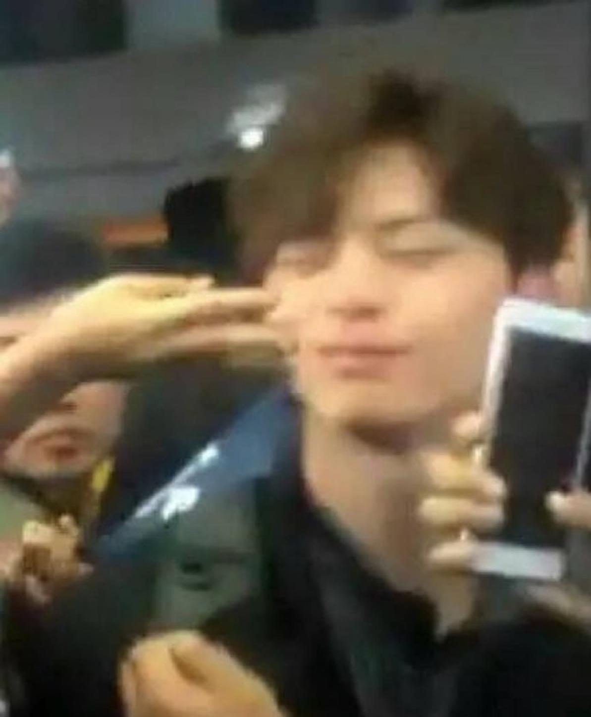 組圖：陸星材粉絲昔日過激行為被扒 在機場瘋狂摸臉愛豆