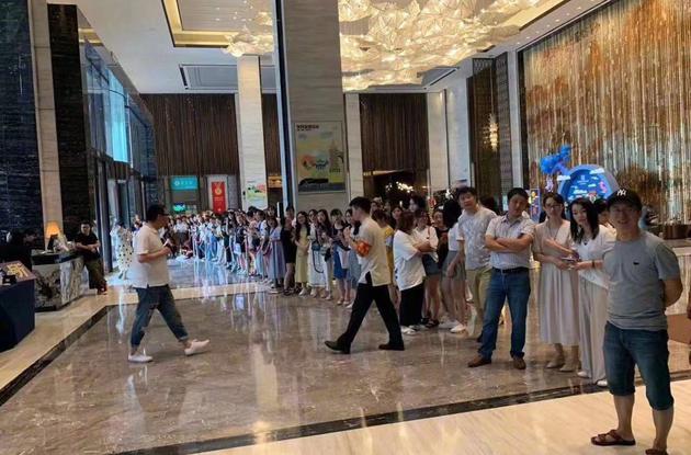 网友婚宴现场林俊杰路过 错以为来喝喜酒差点加桌
