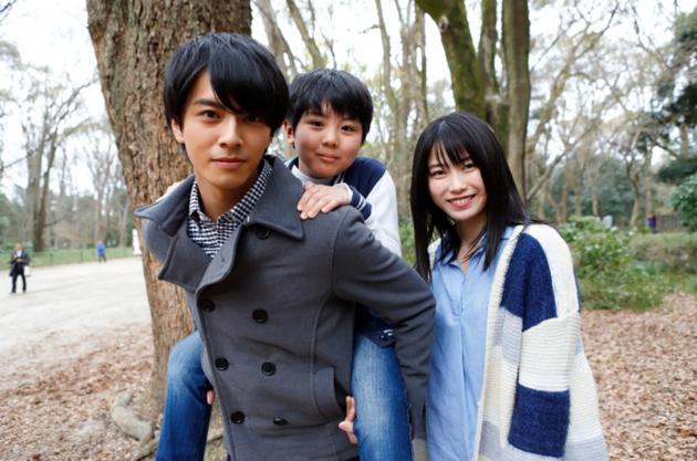 左起中尾畅树、冈山笃哉、横山由依