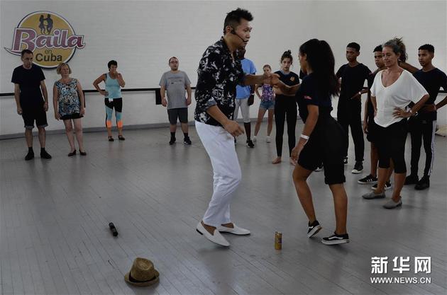 霍曜飞（中）在古巴哈瓦那国家高等艺术学院为萨尔萨爱好者授课