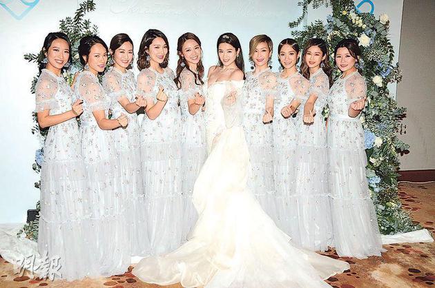 苟芸慧（穿白色婚纱）与9名姐妹团潘晓彤（左起）、简慕华、 梁嘉琪、李亚男、倪晨曦、伍咏薇、王君馨、岑丽香、圈外朋友Aster合照留念