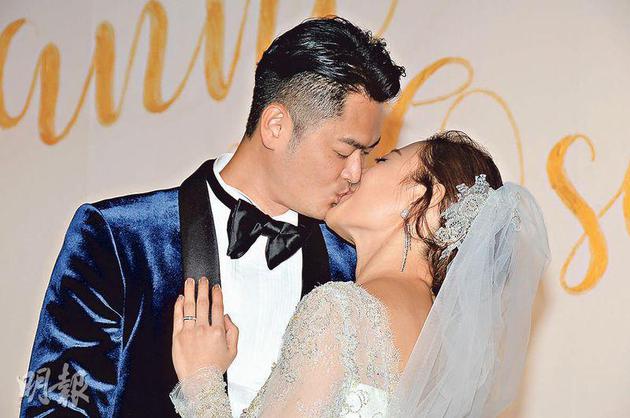 一对新人两次甜蜜亲嘴