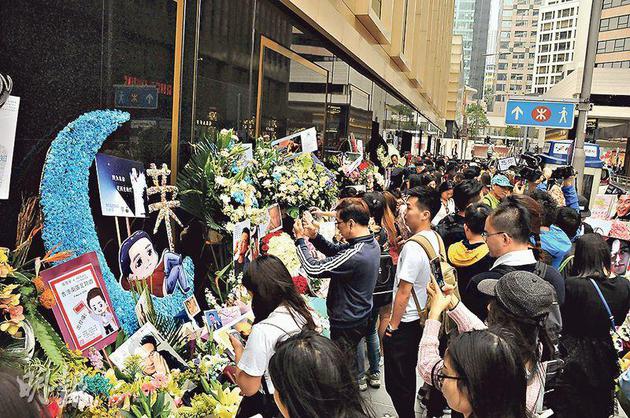 文华酒店外放满哥迷花心思献上的花，形成一片花海。