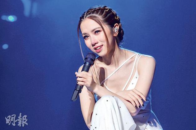 跟经理人公司闹出解约风波的邓紫棋,可能一时感触,前晚(4月27日)在高雄举行演唱会期间几次落泪。