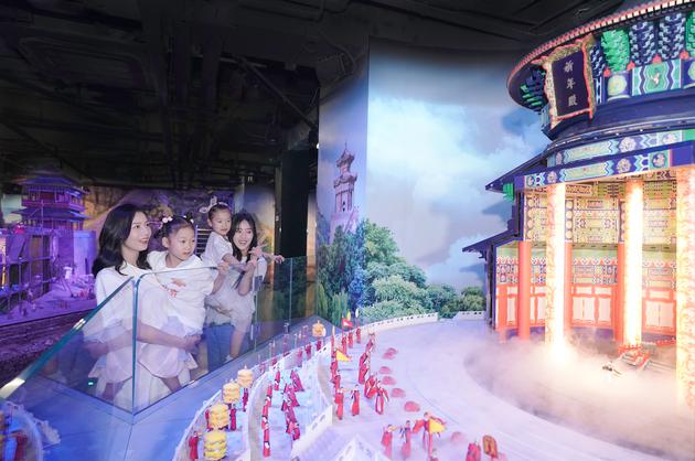 苗苗彭杨王梓薇助力大城小像"童手画北京"