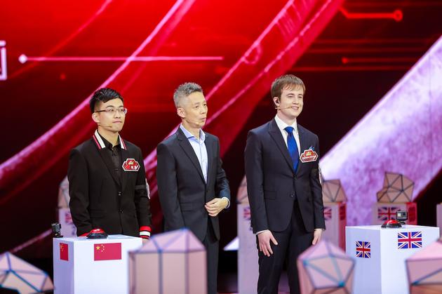杨易与对手安德鲁在赛前都很放松
