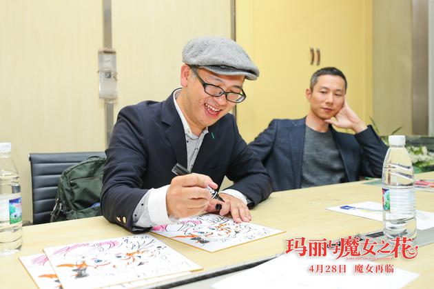 导演开心的在为中国影迷手绘。