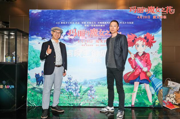 导演与制片人在签到板前合影。