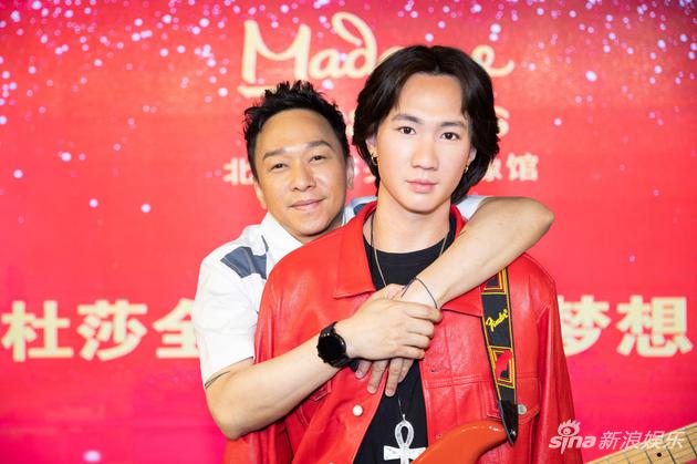 黄家强与黄家驹蜡像合影