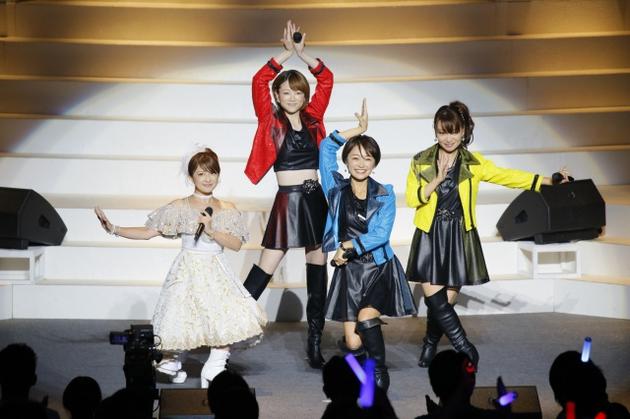 原早安少女时隔18年再集结,左起矢口真里,吉泽瞳,市井纱耶香,保田圭