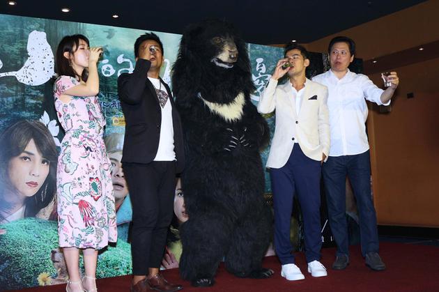 演员与黑熊干杯