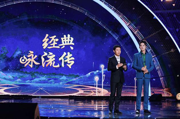 许魏洲在舞台上