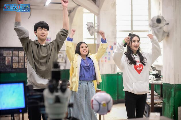 杨幂魏大勋谢依霖尬舞