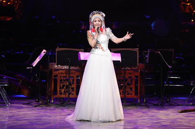 苏都阿洛演唱《情深意长》