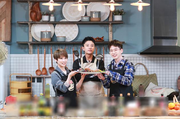 贾乃亮成功还原红烧鱼