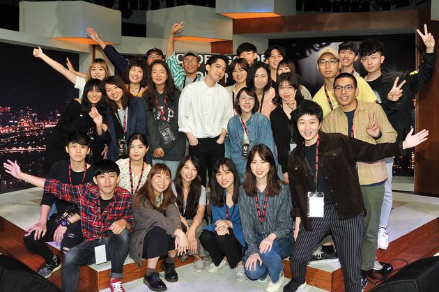 《金曲国际音乐节》前进校园讲师林宥嘉与学员合照