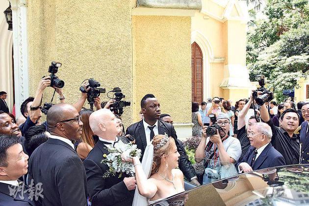 翁静晶开心抛花球，并高呼：“谁还没结婚？”