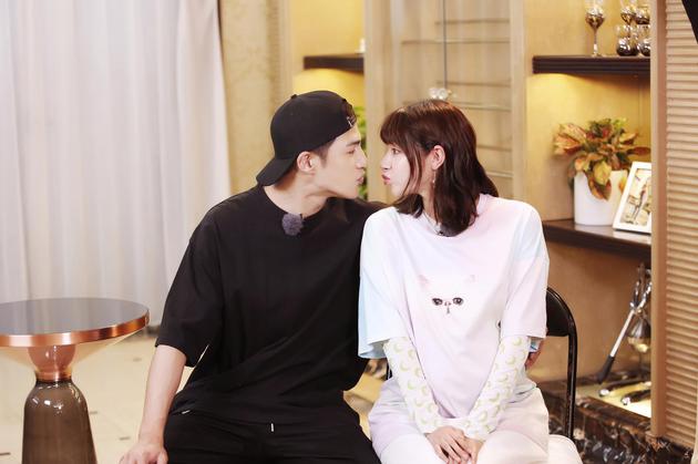 00上线,节目开播前,新晋辣妈麦迪娜[微博]发布一条与老公姜潮[微博]