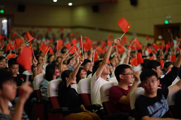 电影《我和我的祖国》上海路演-现场学生摇旗呐喊