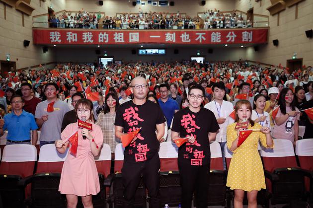 电影《我和我的祖国》上海路演管虎、文牧野和现场学生大合影
