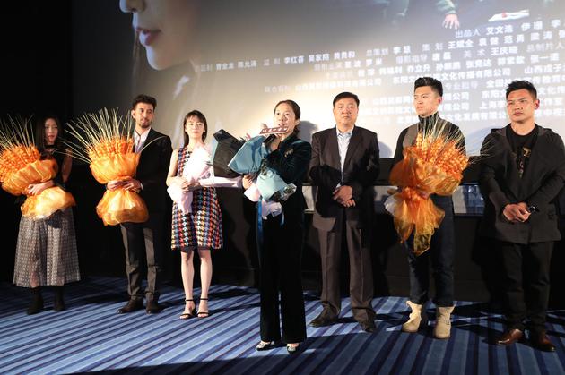 扶贫电影《迟来的告白》在京首映 扶贫日当天公映
