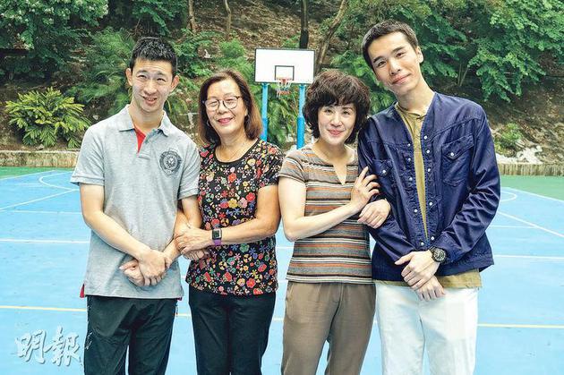 苏桦伟（左起）与苏妈妈到场参与电影开镜仪式，跟戏中演他们的吴君如、阿丙合照。
