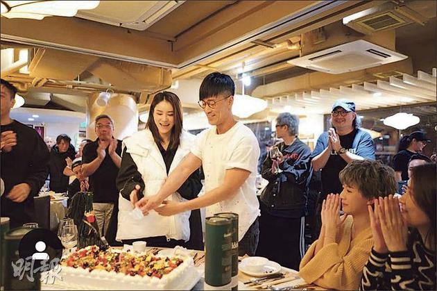 林峰40岁生日，跟未婚妻张馨月齐穿上白衣服切蛋糕