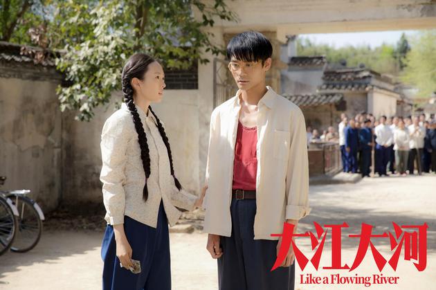 电视剧《大江大河》中,童瑶与王凯饰演姐弟宋运萍和宋运辉。