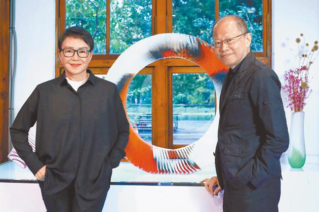 张毅(右)病逝,杨惠姗强忍悲痛安排丈夫后事