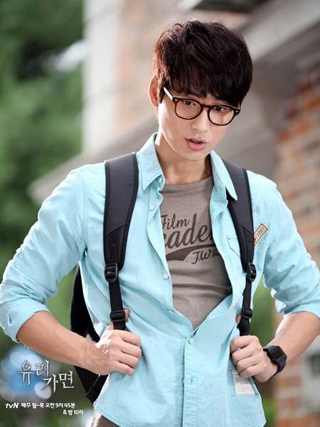 饰)的亲生父亲是杀死妈妈前夫,素妍的亲生父亲朴刑警的杀人犯申基太