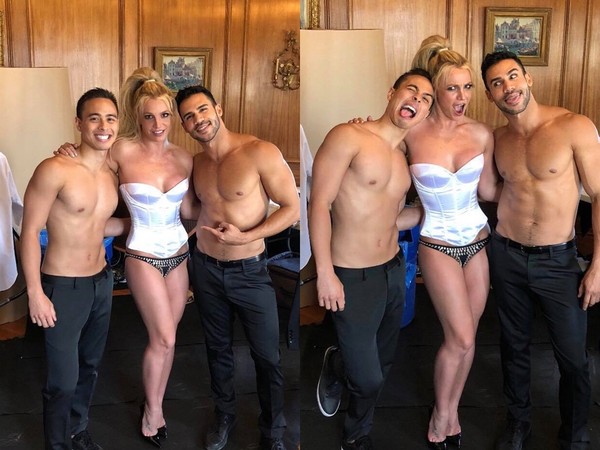 布兰妮与舞者合照火辣