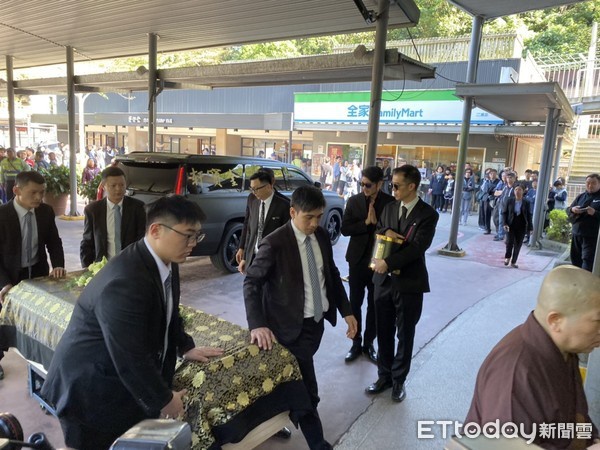 高以翔棺木由年迈二哥追随