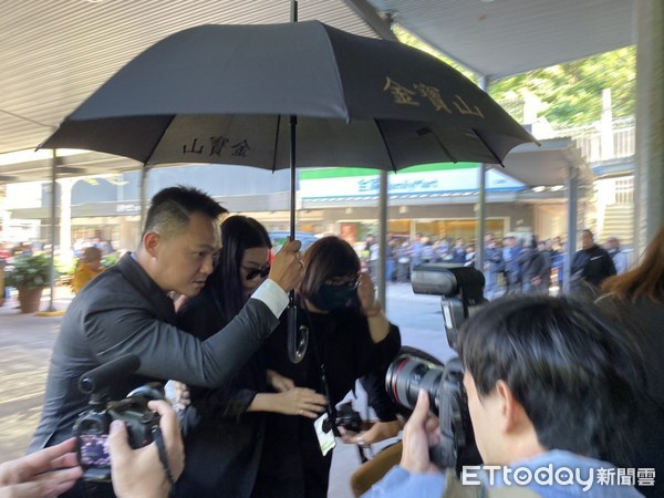 女友Bella神情辛酸