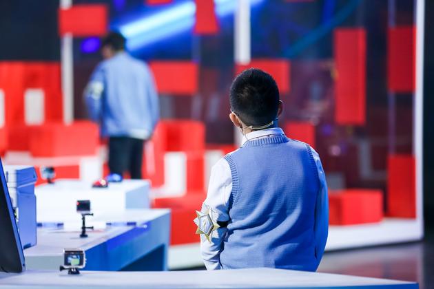 孙奕东看着栾雨奋战的背影