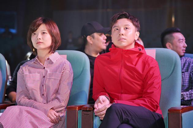 左起：导演郝心悦、主演黄才伦