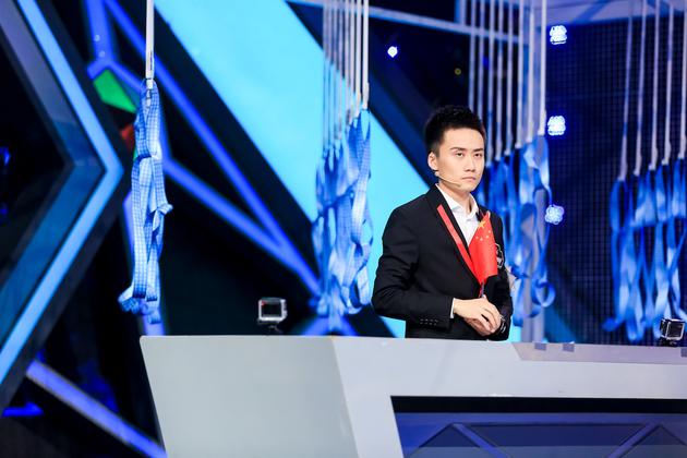 等待公布结果，曾新异抱着国旗为自己祈祷
